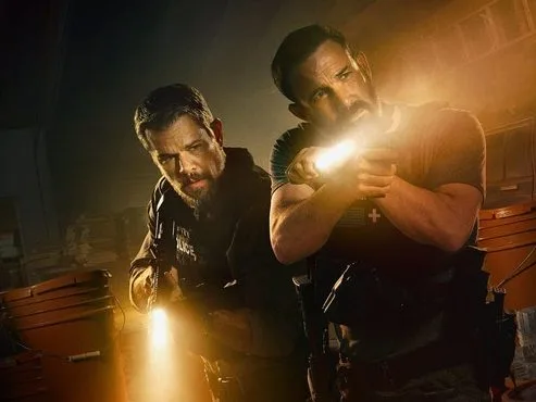 Ο Matt Damon και ο Ben Affleck ως αστυνομικοί στην ταινία The Rip.