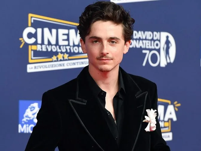 Ο Timothée Chalamet παραλαμβάνει το βραβείο Καλύτερου Ηθοποιού στα Critics Choice Awards 2026.