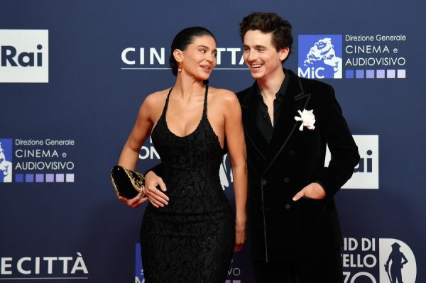 Ο Timothée Chalamet παραλαμβάνει το βραβείο Καλύτερου Ηθοποιού στα Critics Choice Awards.
