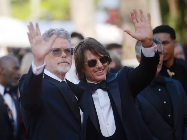 Ο Tom Cruise στα γυρίσματα της ταινίας Star Wars: Starfighter με φωτόσπαθο.