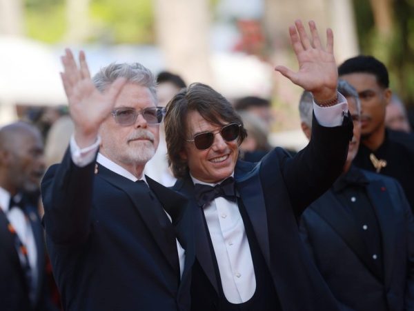 O Tom Cruise στο πλατό του Star Wars – Γύρισε σκηνή μονομαχίας με φωτόσπαθο
