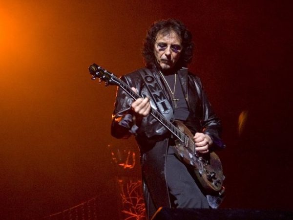 Ο Tony Iommi συγκεντρώνει 61.000 ευρώ για τη μάχη κατά του καρκίνου