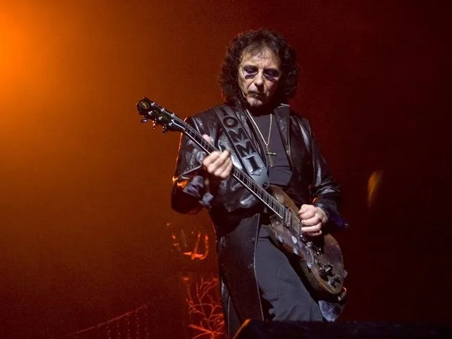 Ο Tony Iommi των Black Sabbath σε φωτογραφία από το ΑΠΕ-ΜΠΕ για τη δωρεά κατά του καρκίνου.