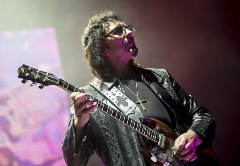 Ο Tony Iommi των Black Sabbath σε φωτογραφία από το ΑΠΕ-ΜΠΕ για τη δωρεά κατά του καρκίνου.