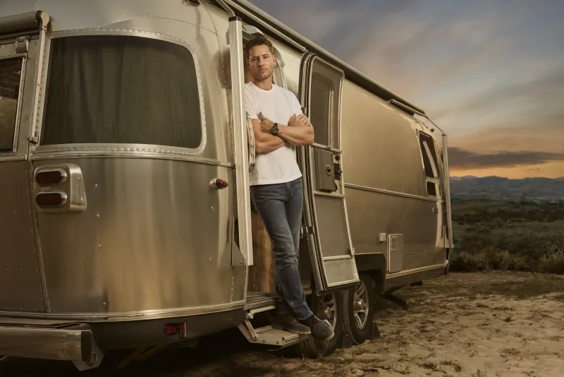 Ο Justin Hartley ποζάρει μπροστά από ένα τροχόσπιτο για την πρεμιέρα της σειράς Tracker στον Alpha.