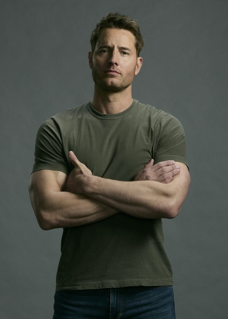 Ο Justin Hartley, πρωταγωνιστής της σειράς Tracker, ποζάρει με σταυρωμένα χέρια, προετοιμάζοντας την πρεμιέρα στον Alpha.