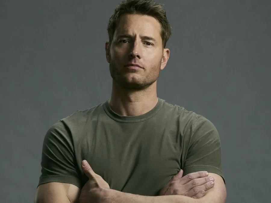 Ο Justin Hartley, πρωταγωνιστής της σειράς Tracker, ποζάρει με σταυρωμένα χέρια, προετοιμάζοντας την πρεμιέρα στον Alpha.