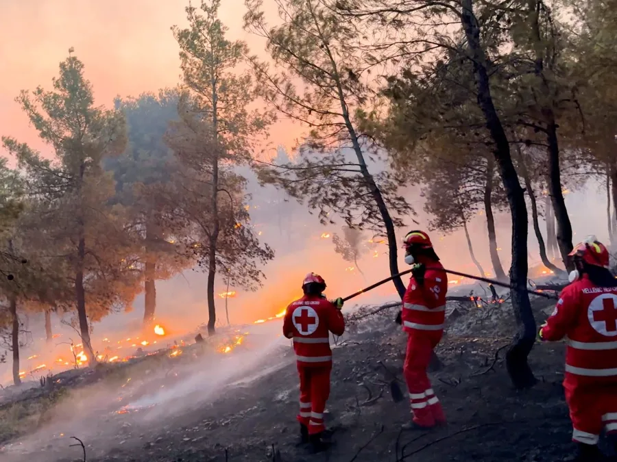 Εθελοντές του Ελληνικού Ερυθρού Σταυρού σε κατάσβεση δασικής πυρκαγιάς.