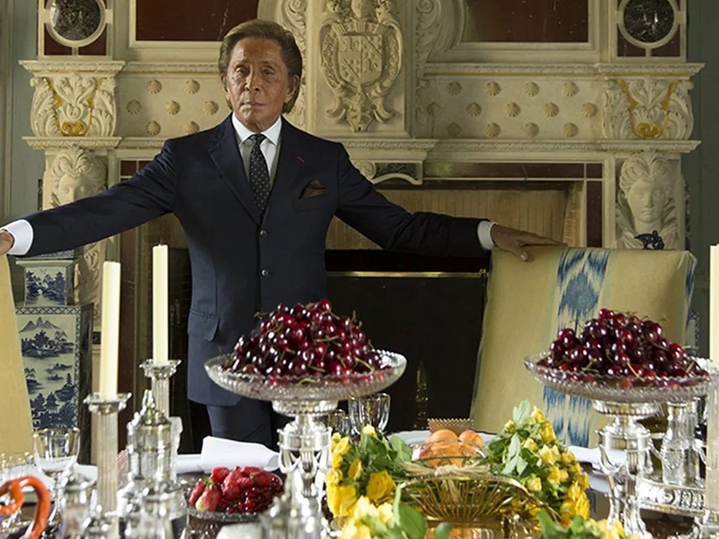 Valentino Garavani: Ο άνθρωπος που έβαψε κόκκινα τα όνειρα των κομψότερων γυναικών