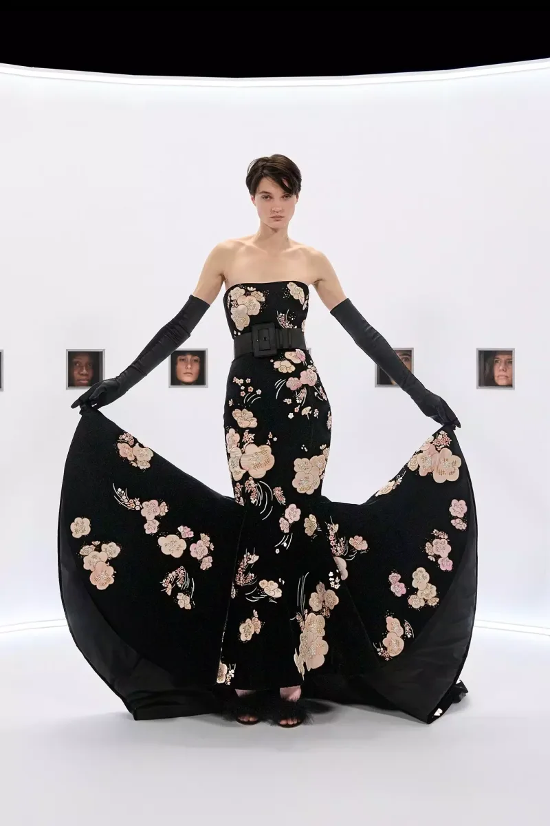 https://www.valentino.com/