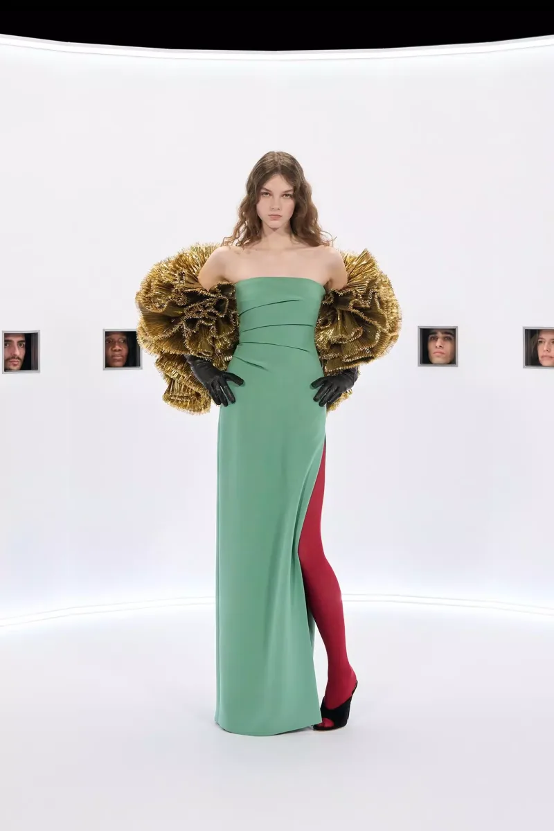 https://www.valentino.com/