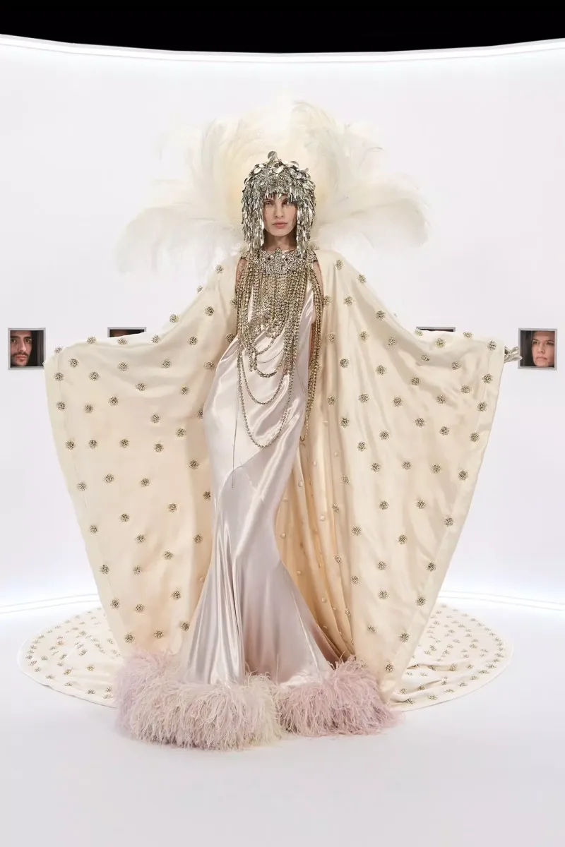 https://www.valentino.com/