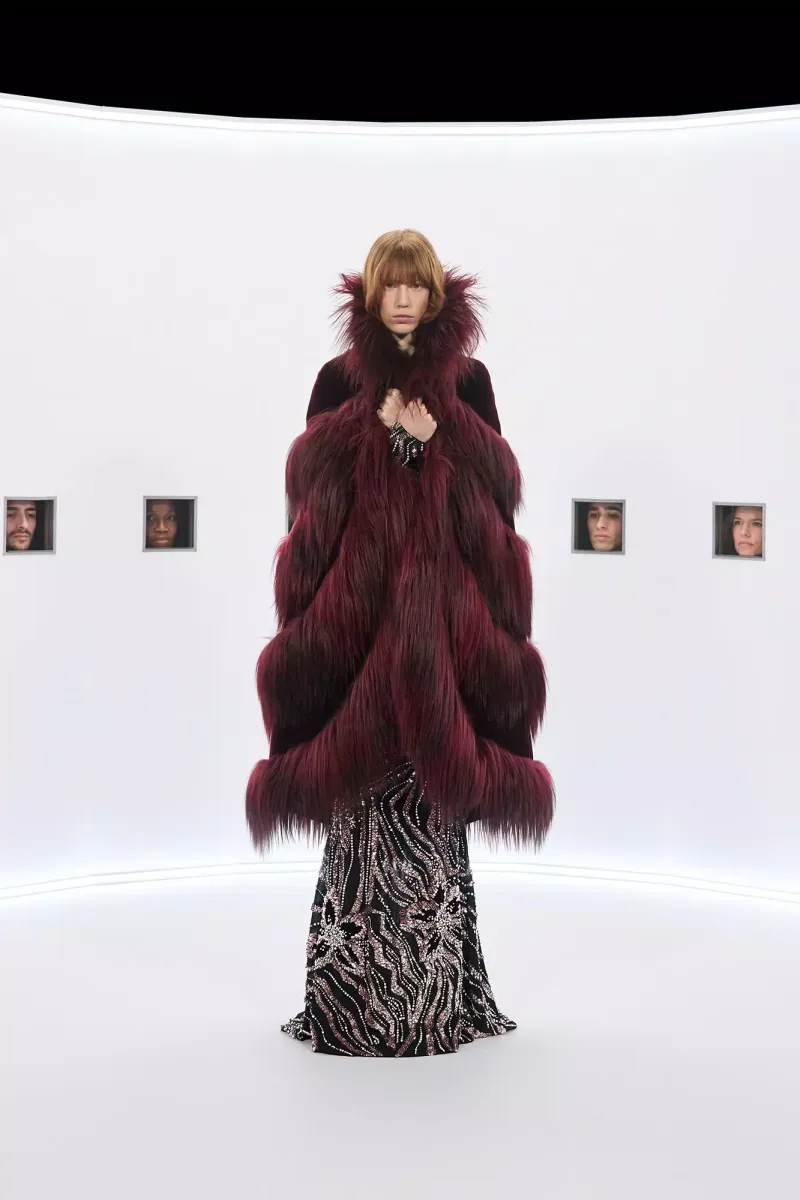 https://www.valentino.com/