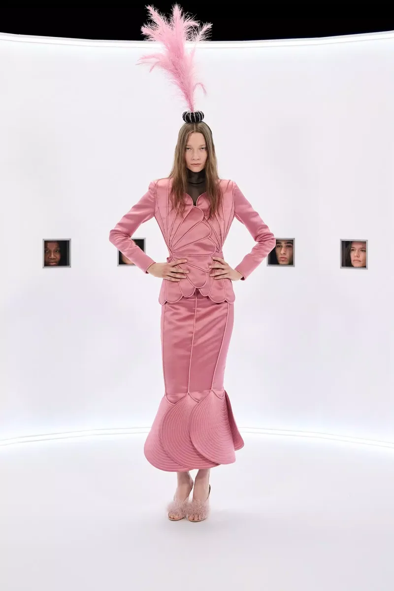 https://www.valentino.com/