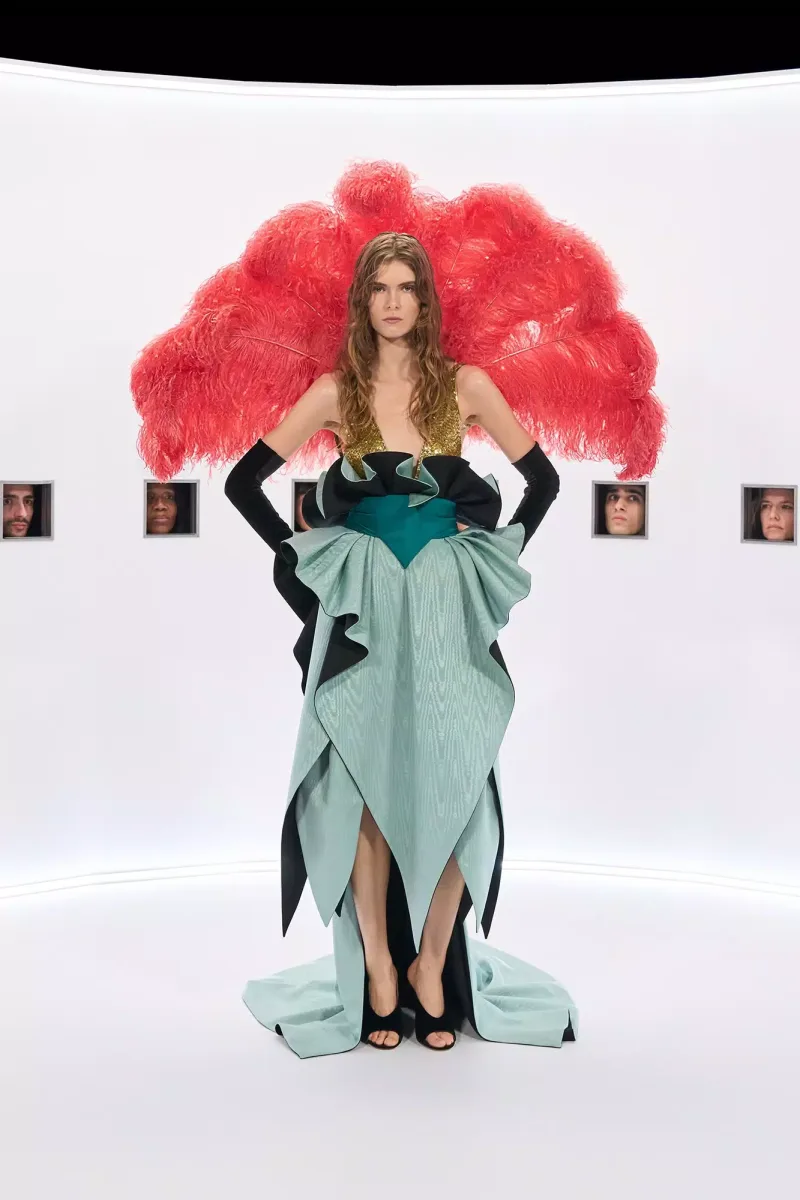 https://www.valentino.com/