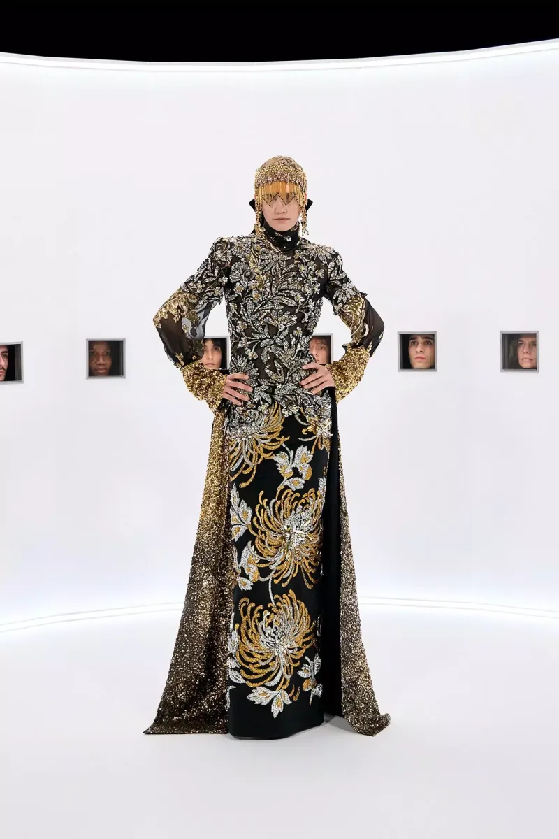 https://www.valentino.com/