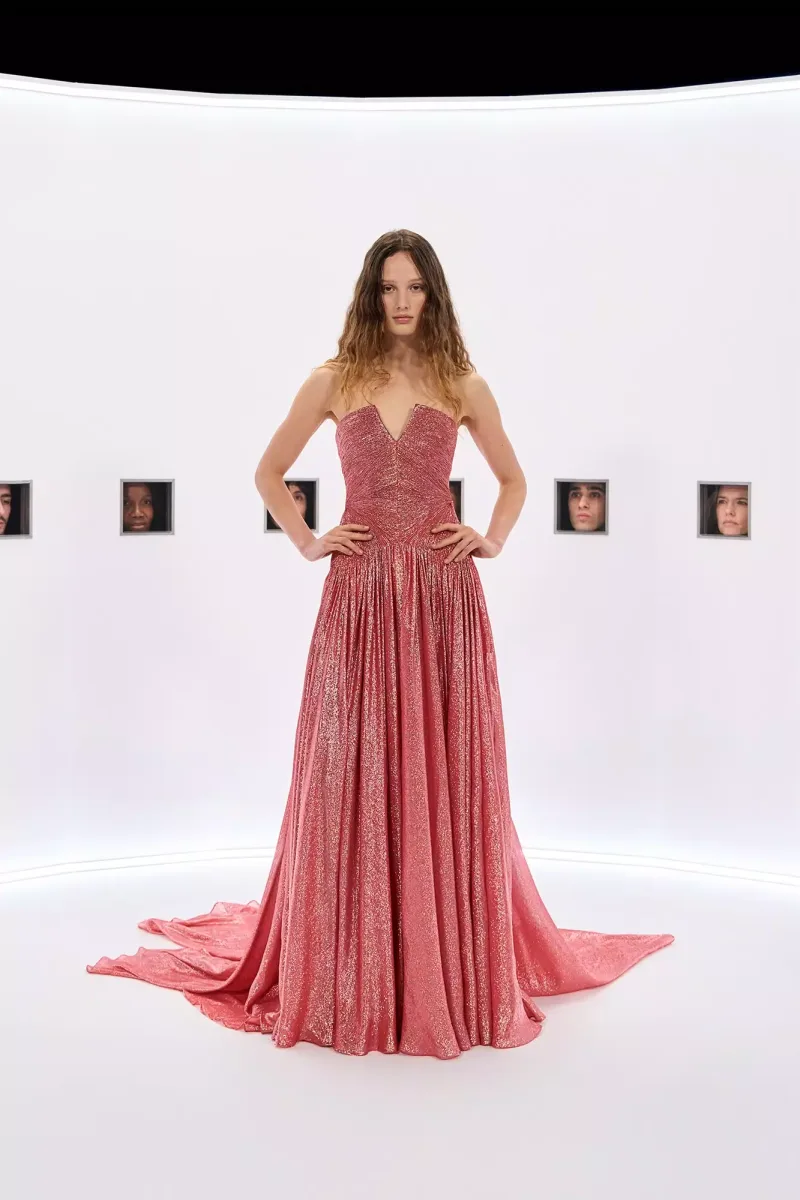 https://www.valentino.com/