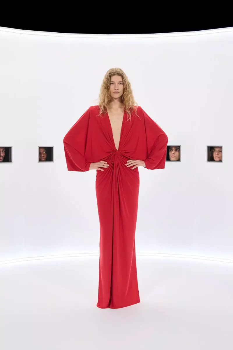 https://www.valentino.com/