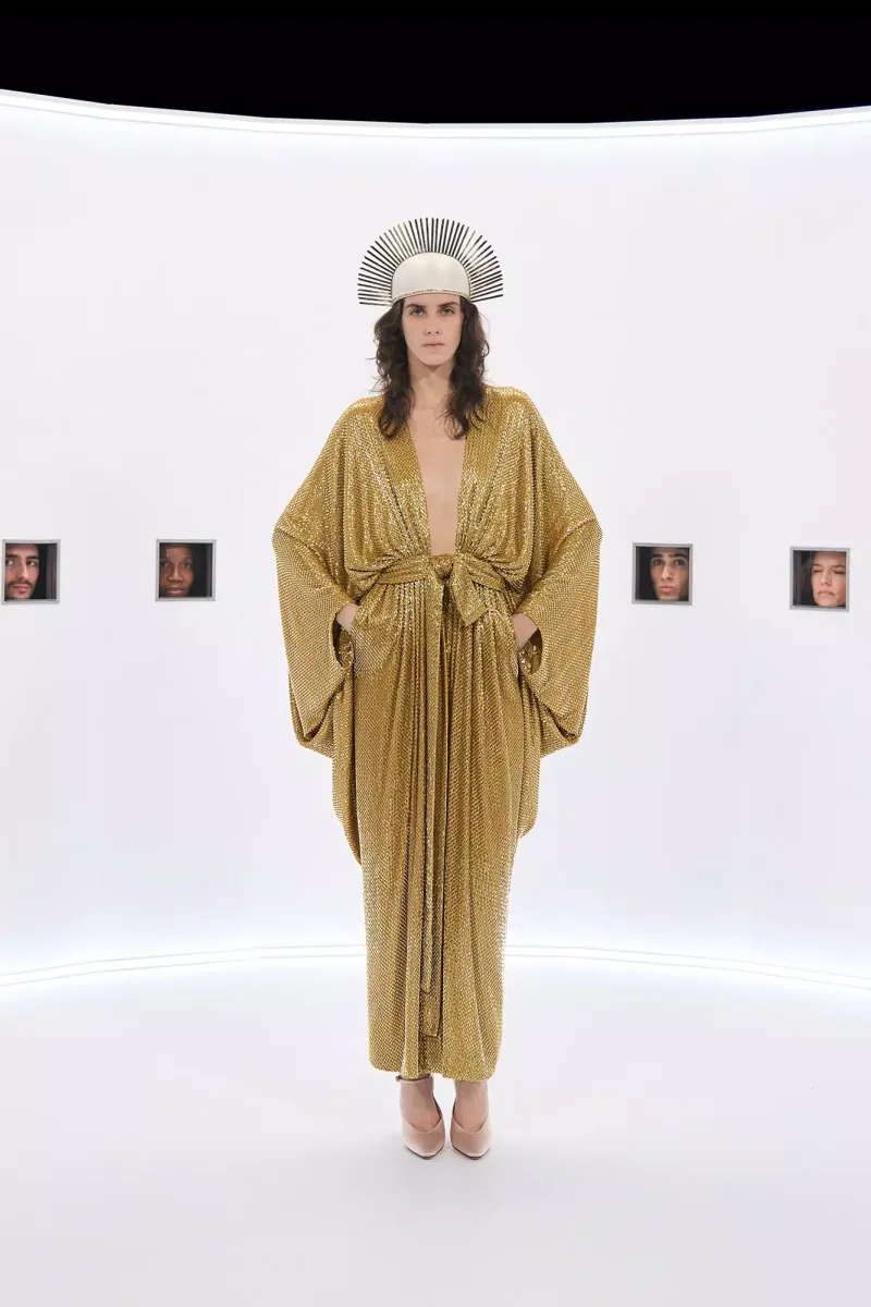 https://www.valentino.com/