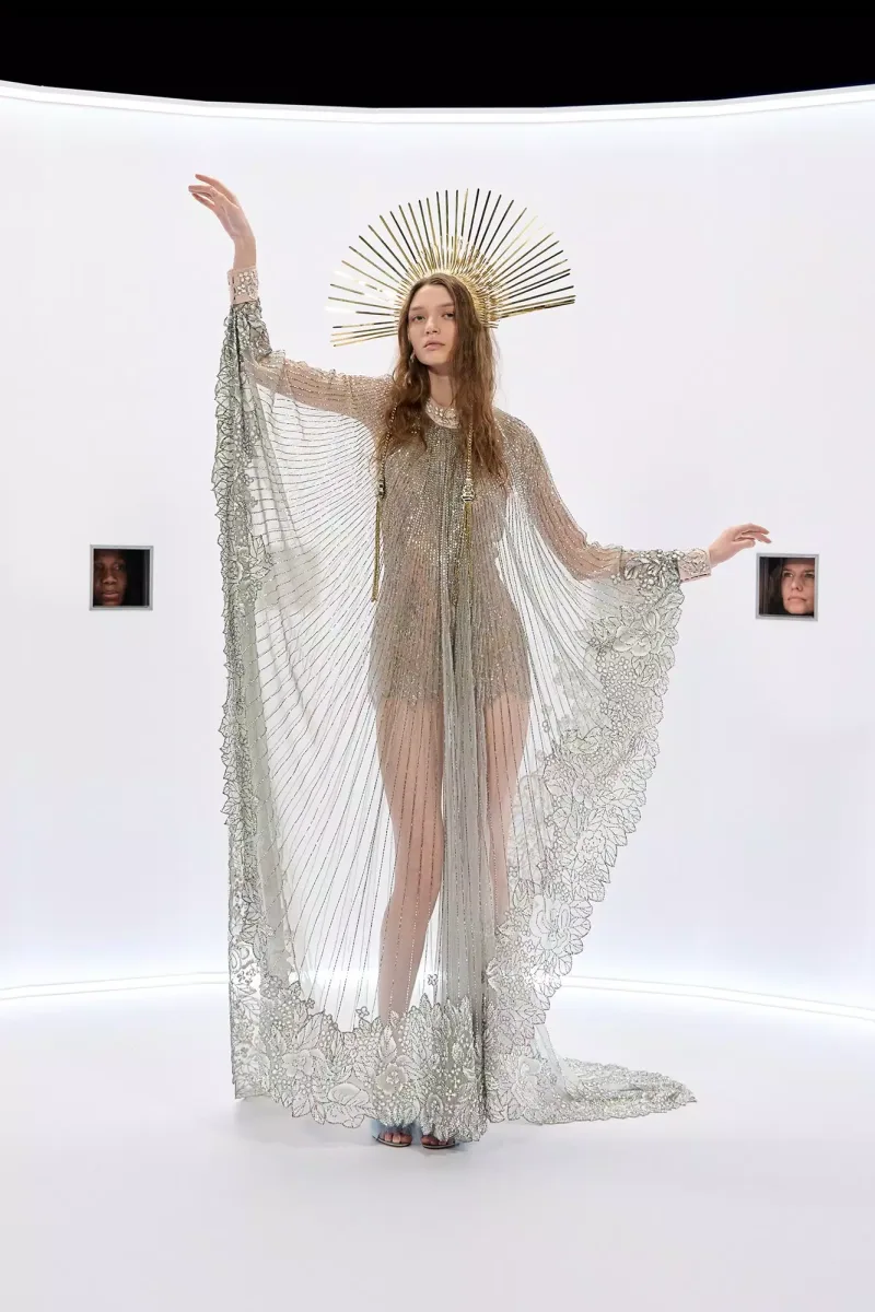 https://www.valentino.com/