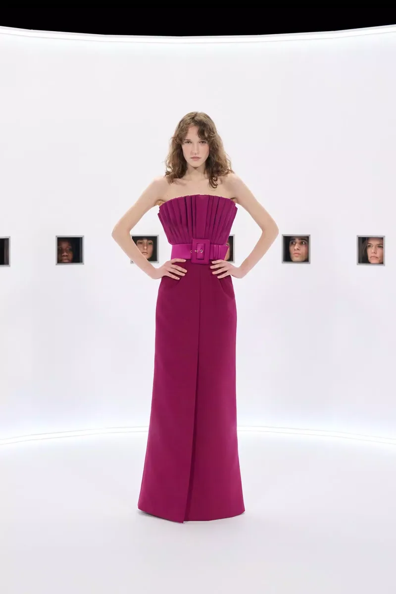 https://www.valentino.com/