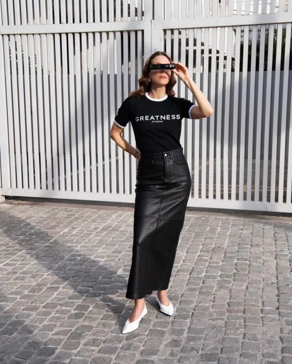 Η Βίκυ Καγιά με κομψό outfit και μαύρη δερμάτινη φούστα σε ανάρτηση στο Instagram.