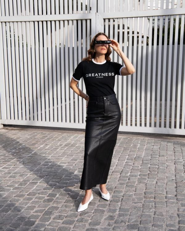 Η Βίκυ Καγιά με κομψό outfit και μαύρη δερμάτινη φούστα σε ανάρτηση στο Instagram.