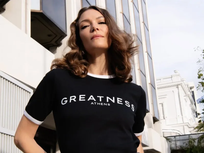 Η Βίκυ Καγιά με κομψό outfit και μαύρη δερμάτινη φούστα σε ανάρτηση στο Instagram.