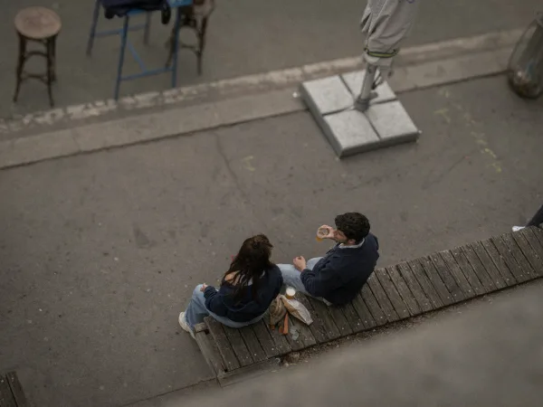 Ένα ζευγάρι σε απόσταση που υποδηλώνει χωρισμό και το τέλος μιας σχέσης.