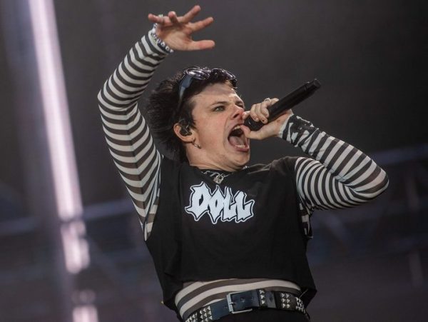 Ο Yungblud καταγράφει σε video 24 τρελές ώρες από τη ζωή του