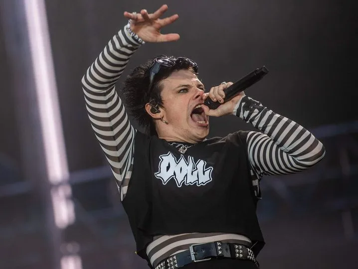 Ο Yungblud κατά τη διάρκεια της περιοδείας Idols: The World Tour.