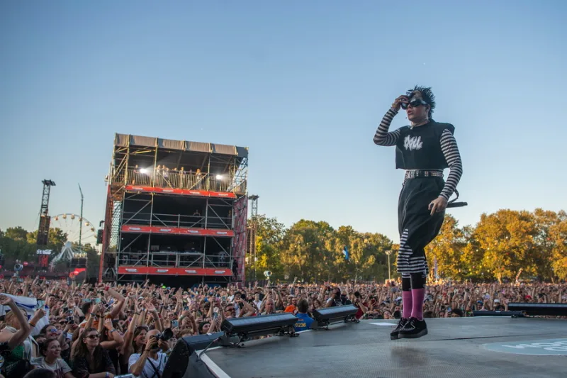 Ο Yungblud κατά τη διάρκεια της περιοδείας Idols The World Tour.