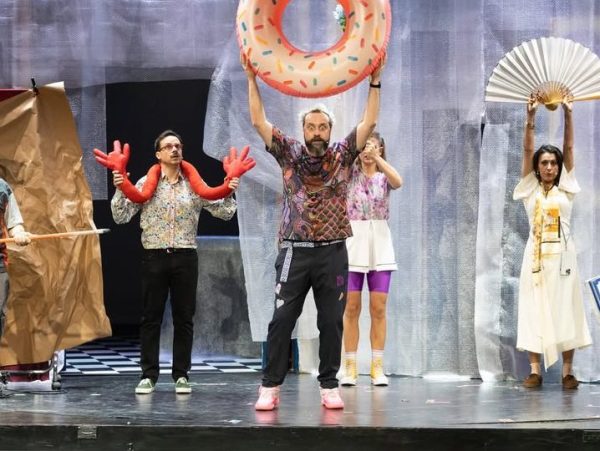 Ζήσης Ρούμπος στο OK!: «Νιώθω πολύ τυχερός που συμμετείχα στην παράσταση ‘Όλα Λάθος’»