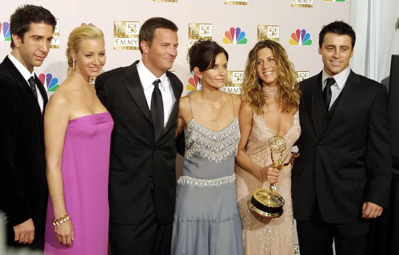 Η Jennifer Aniston και οι συμπρωταγωνιστές της από τα Φιλαράκια ποζάρουν με βραβείο Emmy στα χέρια τους.