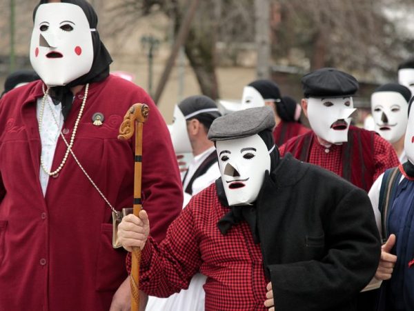 Τα αποκριάτικα έθιμα που κάνουν την Ελλάδα να μη χάνει ποτέ το vibe της