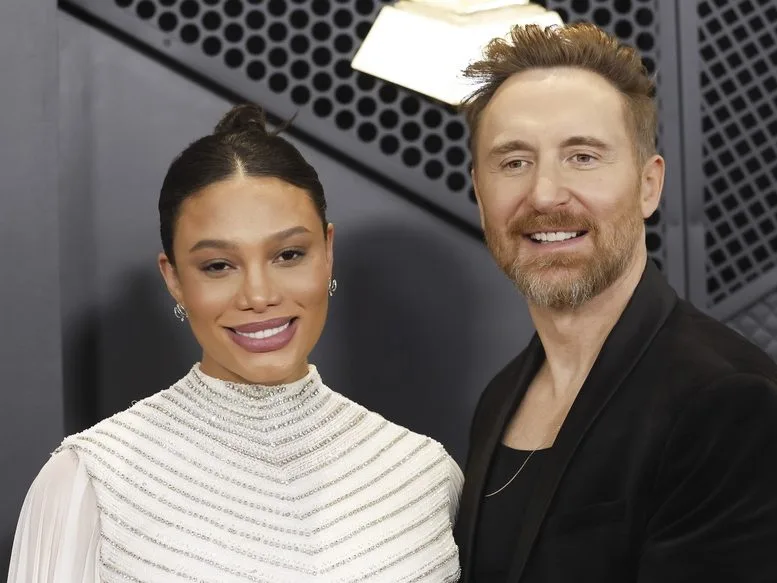 Ο David Guetta και η Jessica Ledon αγκαλιά με το νεογέννητο παιδί τους, Skyler.