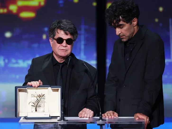Ο Jafar Panahi με τον Χρυσό Φοίνικα για την ταινία Ένα απλό ατύχημα.