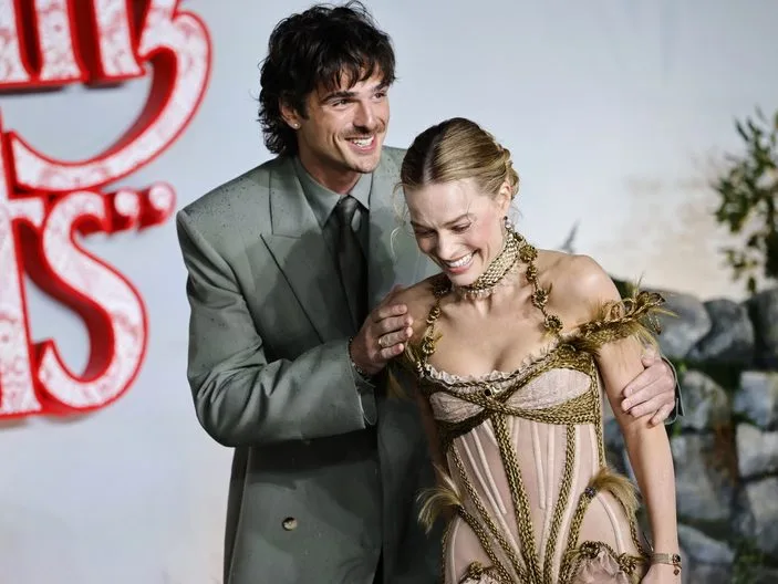Η Margot Robbie και ο Jacob Elordi στην ταινία Ανεμοδαρμένα Ύψη της Emerald Fennell.