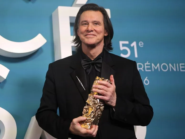 Ο Jim Carrey κρατάει το βραβείο του στα βραβεία César, μετά την τιμητική διάκριση που έλαβε.