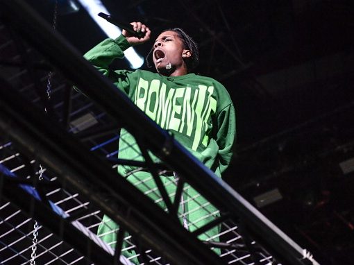Ο A$AP Rocky επιστρέφει στο Χάρλεμ και διδάσκει ραπ σε μαθητές δημοτικού