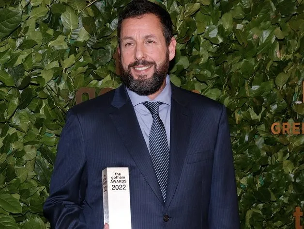 Ο Dustin Hoffman και ο Adam Sandler στην ταινία Time Out του Scott Cooper.