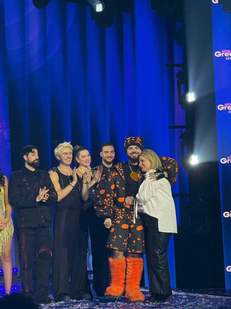 Ο Akylas αγκαλιάζει τη μητέρα του στη σκηνή του Sing for Greece 2026 μετά από συγκινητική στιγμή.