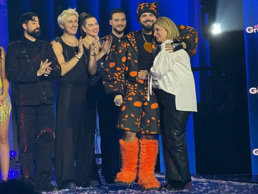 Ο Akylas αγκαλιάζει τη μητέρα του στη σκηνή του Sing for Greece 2026 μετά από συγκινητική στιγμή.