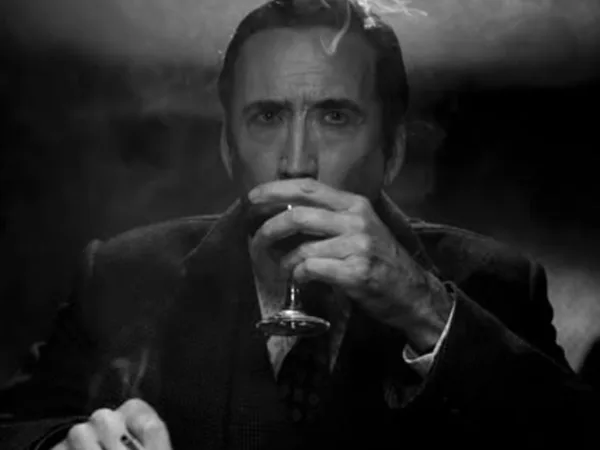 Ο Nicolas Cage σε ασπρόμαυρο πλάνο από τη σειρά Spider Noir.