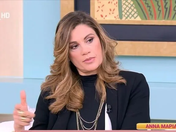 Η Άννα Μαρία Παπαχαραλάμπους σε τηλεοπτική εκπομπή.