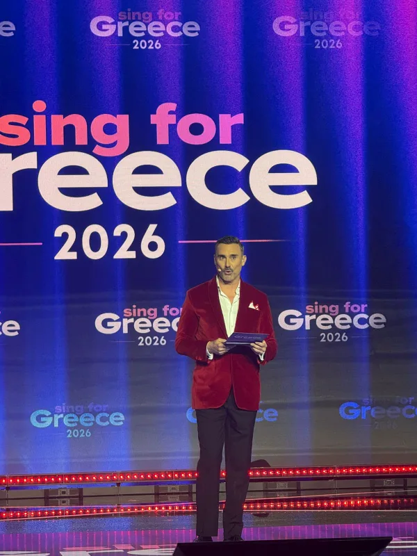 Παρουσιαστής στη σκηνή του Sing for Greece 2026.