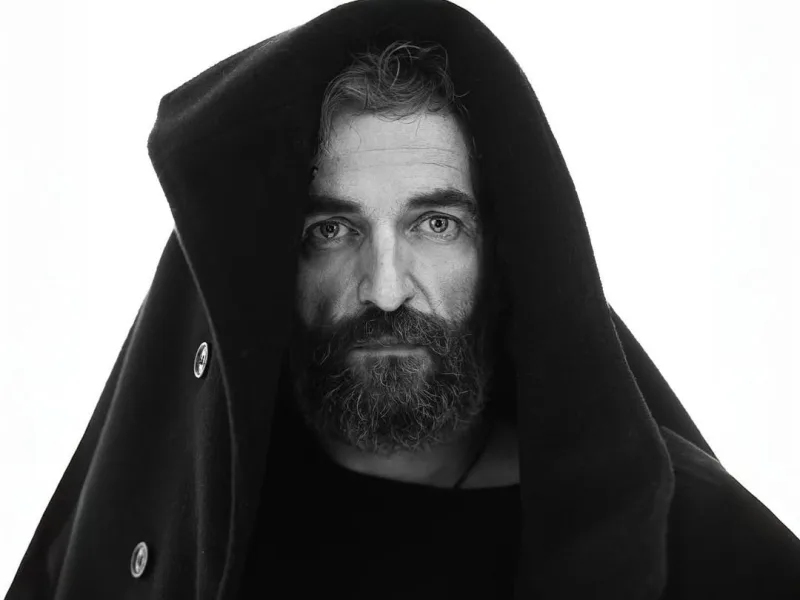 Ο Γιάννης Στάνκογλου με μούσι και κουκούλα, πρωταγωνιστής σε νέες σειρές θρησκευτικού περιεχομένου.