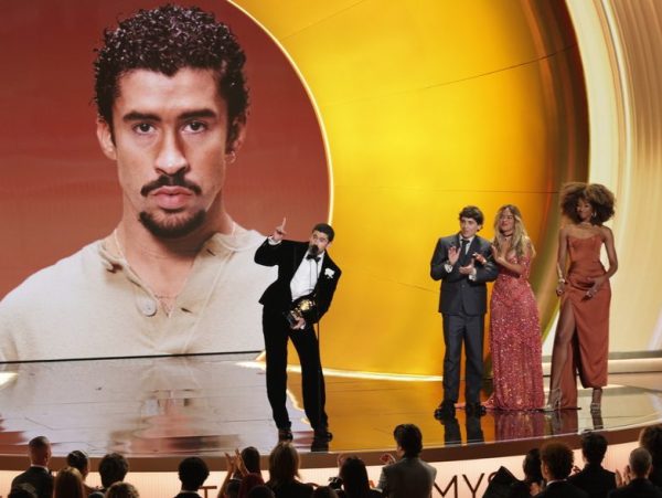 Η αμήχανη στιγμή του Bad Bunny με τη Lady Gaga στα Grammy (Video)