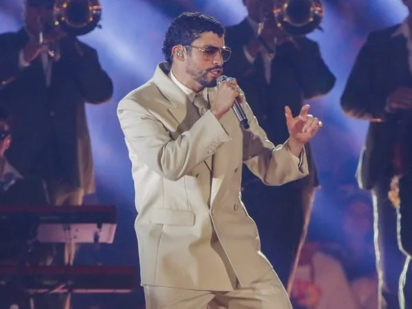 Ο Bad Bunny τραγουδάει στη σκηνή μετά το SuperBowl με την μπάντα του, εκτοξεύοντας τα streams.