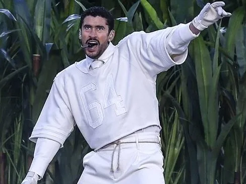 Ο Bad Bunny έγραψε ιστορία στο Super Bowl με εμφάνιση Zara, φορώντας λευκό αθλητικό σύνολο με τον αριθμό 64.